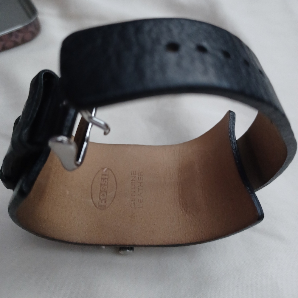Fossil Dragon Watch New Batteries Very Fine Stainless Steel Black leather Band - Picture 4 of 14